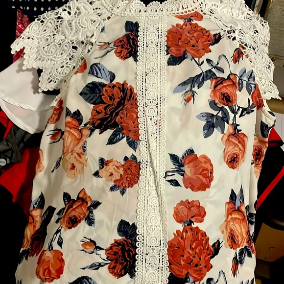 Top worn 3 times like new!I will not send anything to an email sounds fishy - Picture 1 of 3